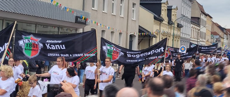 Festumzug durch die Stadt